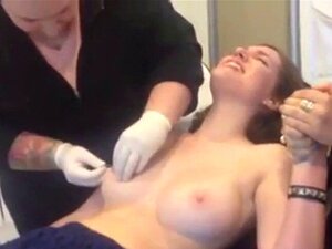 Chica Fresca Recibe Piercings En Los Pezones. Tetas Frescas De Chica Recibe Pezones Frescos Perforados