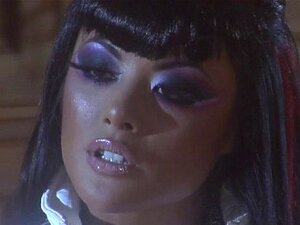 Stor Kuk Går In I Hennes Fitta. Storbröstad Fantastisk Bitch Sprider Benen Och Känner Kuk I Fittan