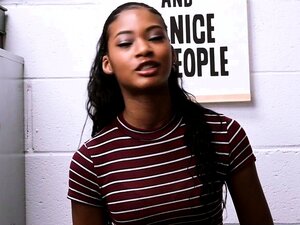 Een Ebbenhouten Schat Winkeldief Handjobs En Dan Neukt Hij De Beveiliger