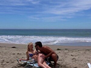 Glam Blondynka Z Europy Pieprzona Na Plaży. Glam Blondynka Eurobaba Pieprzona Na Plaży, A Potem Robi Loda Napalonemu Eurokutasowi