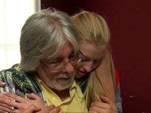 Stiefmoeder Wordt Doggy Styled Terwijl Ze Een Schattige Kut Likt. Stiefmoeder Wordt Doggy Styled Terwijl Ze Haar Kut Likt In Een Verboden Trio