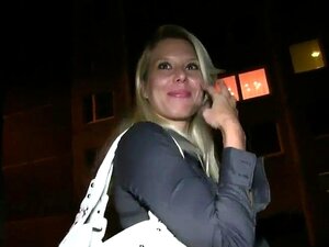 Καυτή ξανθιά γαμιέται σε δημόσιο διάδρομο