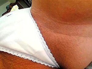 Hete Babe Met Grote Tieten Laat Haar Geschoren Kutje Zien Op Cam