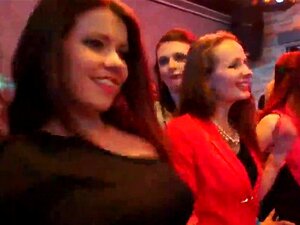 Nestašne Cure Postaju Apsolutno Blesave I Gole Na Hardcore Zabavi. Potpuno Lude Elegantne Nimfomanke Pokazuju Ogromne Prirodne Sise Na Hardcore Zabavi I Jebu Ih Slučajni Tipovi