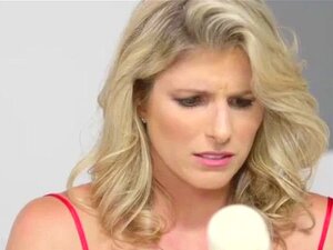 Schattige Shemale Jessica Fox Charmeert Een Watje Voor Een. Schattige Shemale Jesse Fox Domineert De Wimpy Chad Ze Gebruikt Haar Charme Door Haar Decolleté Te Onthullen Ze Laat Haar Haar Lul Zuigen En Dan Hebben Ze Anale Seks