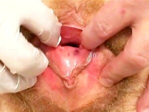 Abuela Sexy Abriendo Su Coño Peludo