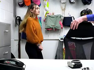 Policajka Mike Dovodi Seru U Stražnju Sobu Nakon što Je Vidjela Kako Krade Robu Koju Sera Zove U Svom Očuhu Jacku Mikeu, Pronalazi Ogrlicu U Njoj Pa Prijeti Da će Uključiti Policiju. Ovo Je Trenutak Kada Jack Sklapa Dogovor S Ponudama Usluga Kao Za