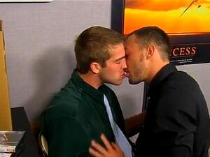 Homens Gays Fazendo Sexo Anal Com Paus Grandes. Muita Garganta Mútua Leva