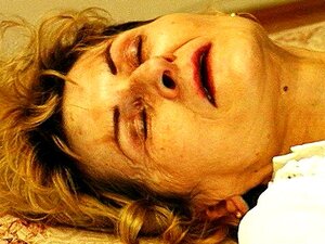 длакава 81-годишња мама треба грубо