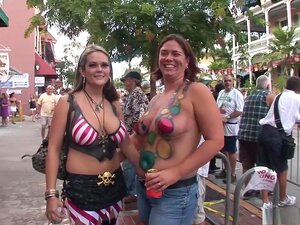 Egzotyczna Gwiazda Porno W Szalonym Podglądaczu, Amatorski Klip Dla Dorosłych, Tutaj Zobaczysz Imprezę Uliczną, Gdzie Kobieta Chodzi Prawie Nago, Mając Na Sobie Tylko Parę Majtek Ze Stringami, Podczas Gdy Jej Ciała Są Malowane Jak Dwie Brunetki, Które Maj