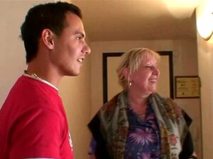 Oude Oma Teef Wordt Opgepikt En Geneukt. Oude Oma Teef Word Opgepikt En Geneukt