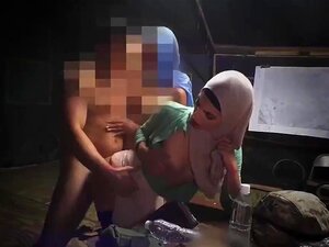Арапска арапска велика гузица тројка и сперма у устима Шуњајући се у базу!