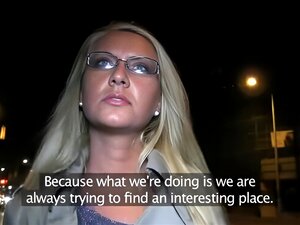 Ervaar De Onweerstaanbare Aantrekkingskracht Van Een Verleidelijke Blonde MILF In Deze Opwindende Ontmoeting In Het Openbaar. Kijk Toe Hoe Ze Zich Laat Verwennen Met Gepassioneerde Orale Handelingen En Geneukt Wordt Op De Achterbank In Ruil Voor Geld. Geg