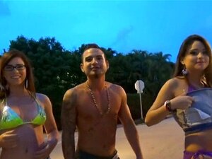 Слатки тројац се погоршава. Један срећни јелен ноктима затеже свеже пичке две вруће лепотице