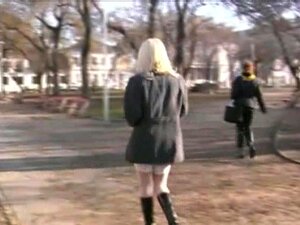 Chica Sexy Meando En Público