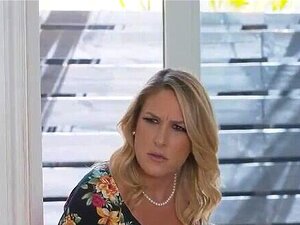 FamilyStrokes - Storbröstad Styvmamma Och Styvsyster Knullas Hårt Av Lycklig Kille Och Delar Hans Sperma