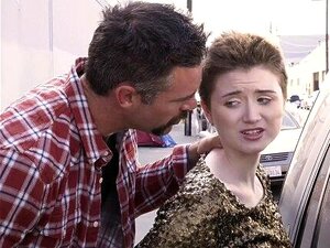 Бледа краткокоса слаткица јебе се са старијим типом