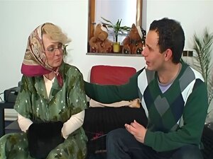 Овај момак грубо јебе стару удовицу