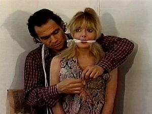 Schattige Blonde Vastgebonden & Gekneveld Door Haar Meester