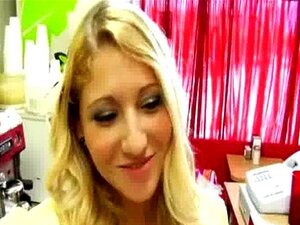 Wanhopige Schat Naakt In Het Openbaar En Neukt Om De Huur Te Betalen 13