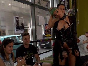 La Amante En Cuero Hace Que El Esclavo Folle En Público. La Esclava Europea De Cabello Verde Lola Es Deshonrada Y Avergonzada Por La Ama Fetish Liza En Cuero, Luego La Hace Chupar Y Follar En Una Orgía Para La Multitud
