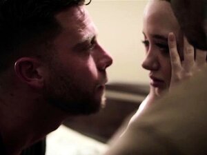 Θυμωμένοι ετεροθαλείς αδελφοί διπλοδιαπέρασαν την ετεροθαλή αδερφή τους. Θυμωμένοι ετεροθαλείς αδελφοί διατάζουν την ντροπαλή μελαχρινή κουκλίτσα ετεροθαλή αδερφή Τζία Πέιτζ να τους ρουφήξει τα καυλιά διπλά από ό,τι τη διείσδυσε