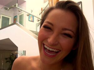 Doživite čist Užitak Dok Zanosna Bujna Brineta Pruža Neverovatnu Oralnu Uslugu U Ovom Uzbudljivom POV Snimku. Ne Propustite!