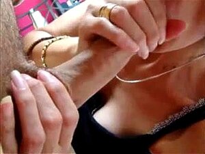 Ma Femme M'a Fait Une Belle Pipe, Mon Chéri Est Un Expert En Suceuse De Bite. Elle Adore La Sensation De Bite Qui Grossit Dans Sa Bouche. Dans Cette Vidéo Maison, Elle A Les Lèvres Couvertes De Ma Giclée