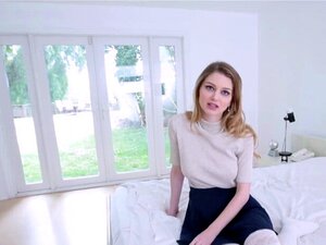 Busig Sötnos Medger För Sin Kåta Styvbror Att Hon Vill Bli Strippa. Efter Att Hon Berättat För Honom Att Hon Vill Bli Strippa Bestämmer Hon Sig För Att Visa Honom Genom Att Lägga Ner Honom Och Ge Honom En Lapdance Som Gör Honom Så Kåt Att Han Borrar Henne