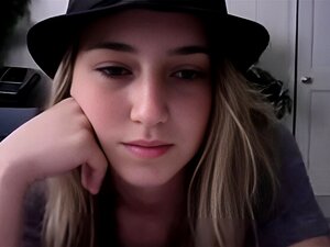 Verführerische Blonde Sexbombe Lässt Dich An Ihrer Intimen Webcam-Session Teilhaben. Sie Provoziert, Verwöhnt Und Erfüllt Deine Wildesten Wünsche. Erlebe Das Ultimative Allein-Fetisch-Erlebnis Mit Diesem Heißen Und Frechen Girl.