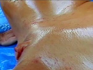 Musculed Volwassen Shows Haar Groot Clitoris