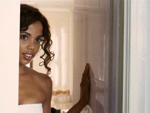 Melvis Santa Estevez Gola - 7 Dana U Havani 2012. Melvis Santa Estevez U Golišavoj Sceni Iz 7 Dana U Havanu Koja Je Objavljena 2012. Godine, Pokazuje Nam Svoje Sise I Guzu Uključujući Punu Frontalnu Golotinju U Seks Sceni