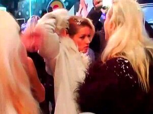 Вруће порно звезде се јебу у клубу