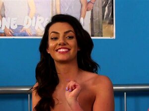 Cfnm Domina Verkleinert Den Typen. Cfnm Domme Verkleinert Den Typen, Während Er Seinen Schwanz Nackt Streichelt