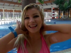 Zelfgemaakte Pov-video Laat Zien Dat Ik Een Lading Sperma In Mijn Mond Krijg, Er Is Zoveel Passie In Mij Dat Ik Soms Gewoon Een Zelfgemaakte Sperma-faceclip Moet Maken, Waar Ik Een Lul Zuig