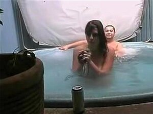Flitsende Schattige Tieten Van Legale Leeftijd In Het Bad. Verse Meid Babe Geniet Van Het Kleine Zwembad Van Haar Vriendje. Deze Schat Heeft Zoveel Vreugde Dat Deze Hottie Zelfs Haar Bikini Topje Uittrekt En Haar Melkschudt Voor De Camera Laat Zien