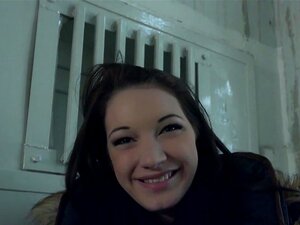 Opgepikt Amateur In Het Openbaar Flitsen, Nadat Ze De Sexy Brunette Hongaarse Babe In Het Openbaar Had Opgepikt, Filmt Ze Haar In Het Appartement Van Haar Vriend Terwijl Ze Haar Tieten Voor Geld Flitst En Dan Haar Pov Neukt