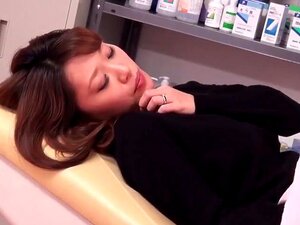 Horny asian slut gets her bun examined at the gyno clinic