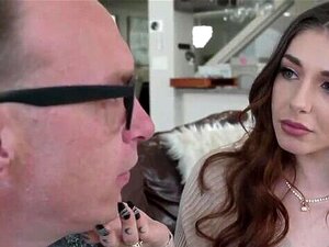 Истетовирана курва хотвајф Бренна Мекена добија јебање од љубавника са великим курцем пред својим типом