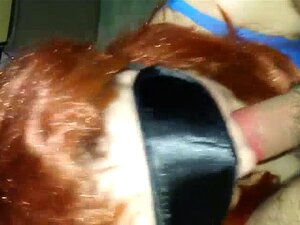 Esposa Ruiva Faz Sexo Oral Com Uma Máscara