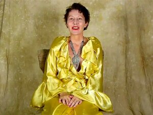 Unanständige Alte Spunkerin Spricht Unanständig über Ihre Klatschfeuchte Muschi, Während Diese Schlampe Masturbiert