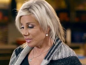 La Puta De Payton Hall Se Folla A Un Vecino Más Joven. La Zorra De Payton Hall Quiere Follarse Una Polla Más Joven, Así Que Seduce A Su Nuevo Vecino Brad Hart Y Deja Que Le Dé Duro En Su Viejo Coño Hambriento