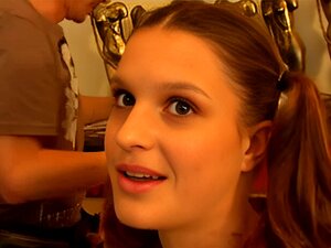 Vers Ang Verlegen Frans Meisje Met Vlecht, Casting