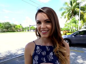 Innocent Brunette Babe Rayna Rose Tar Pengar Från Främling Offentligt Och Går Sedan Med Honom I Offentlig Toalett Där Han Slår Hennes Cunt Bakifrån Och Hennes Hals Pov