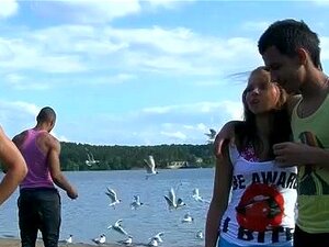 Grupowy Seks Studentów Nad Jeziorem. Nasze Najbardziej Zabawne Hardcore'owe Imprezy Seksualne Zwykle Odbywają Się Gdzieś Na Zewnątrz. Dlatego W Weekend Ponownie Umówiliśmy Się Na Seks Piknik. Zwłaszcza, że Lato Zaraz Się Skończy, Lepiej Spędzajmy Ostatnie