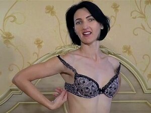 Aglaya Cieszy Się Wytryskiem W łóżku, Gdy Się Masturbuje