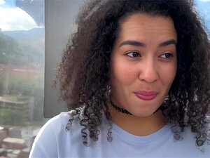 Joi Englanti-Perverssi Vaimo Ottaa Ulos Maitoa Metrocable Ennen Kuin Menet Töihin-Hairstylonely
