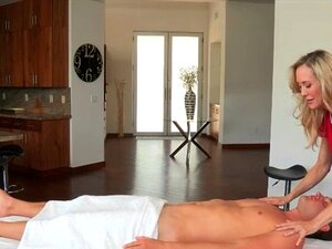 Styvmamma Och Sötnos Knullas På Massagebordet. Stora Bröst Styvmamma Brandi Love Och Vackra Sötnosen Taylor Whyte Knullas På Massagebänken