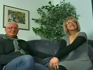 Zreli Par Poziva Svježeg Pastuha Da Začini Stvari