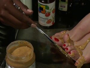 Jordnötssmör Och Gelétå Smörjer Lesbisk Fotsprut, Dahlia Sky Får Sina Fötter Klibbiga Med Hjälp Av Vackra Ana Foxxx. De Där Tårna Och Sulorna är Täckta Med Jordnötssmör, Gelé Och Honung, Droppande Tills Ana Slickar Dem Rena. Sedan Tar Ana Dem